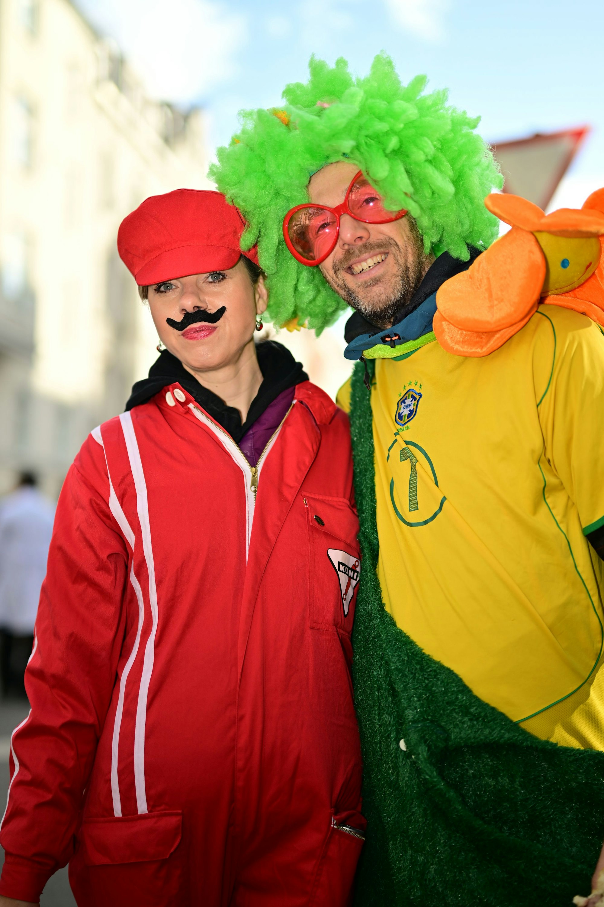 Kreative Kostüme im Kölner Karneval präsentierten die Jecken zur Sessionseröffnung.