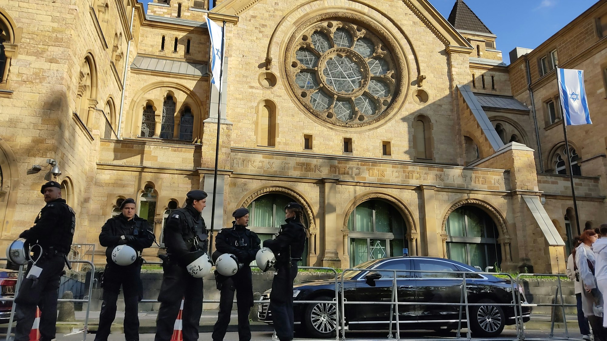 Polizei sichert die Kölner Synagoge
