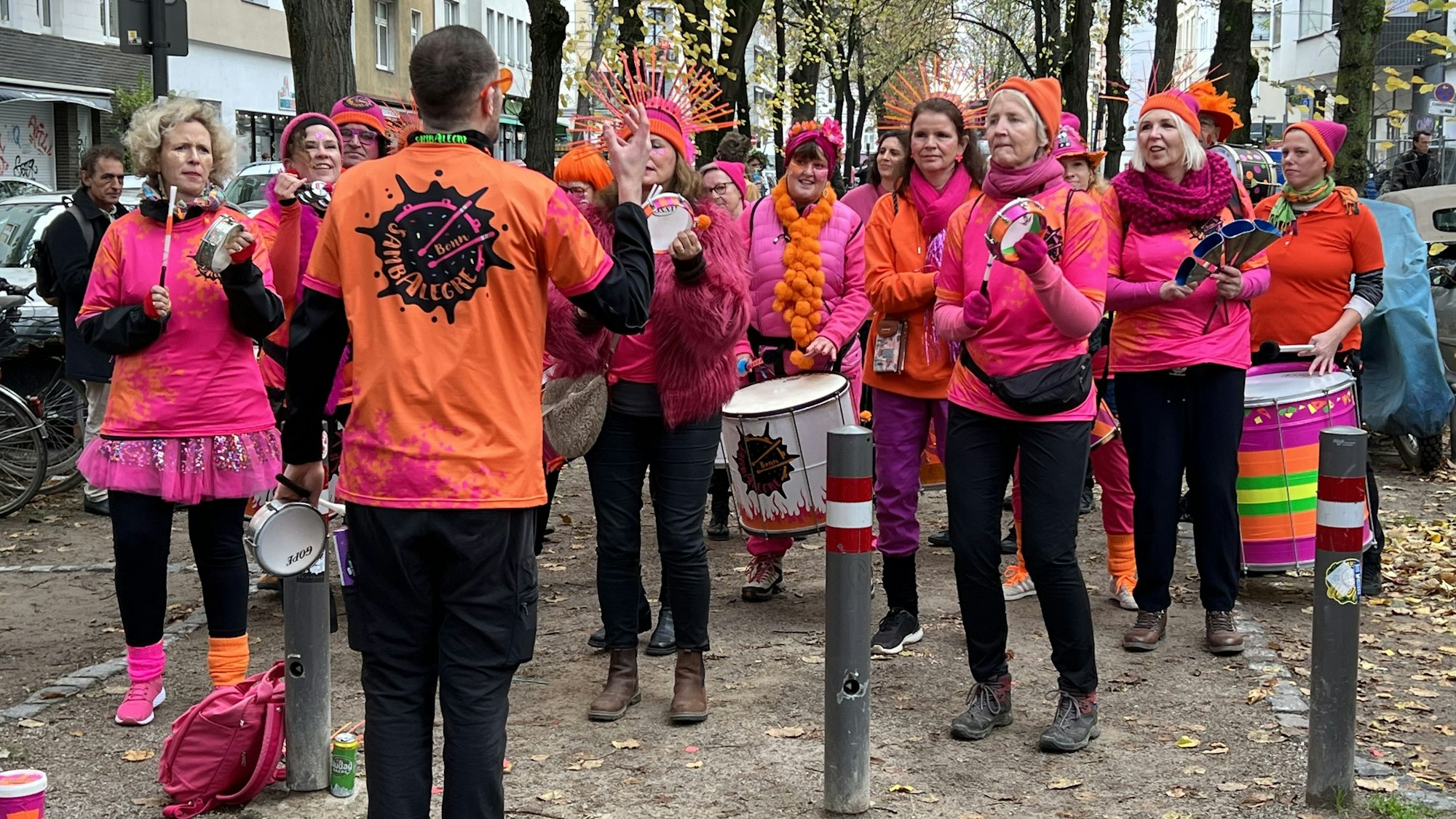 Zwischen Chlodwig Eck und Elsa wird am Morgen auch auf der Straße gefeiert. Das Samba Alegre Trommelensemble aus Bonn heizt der Menge ein.