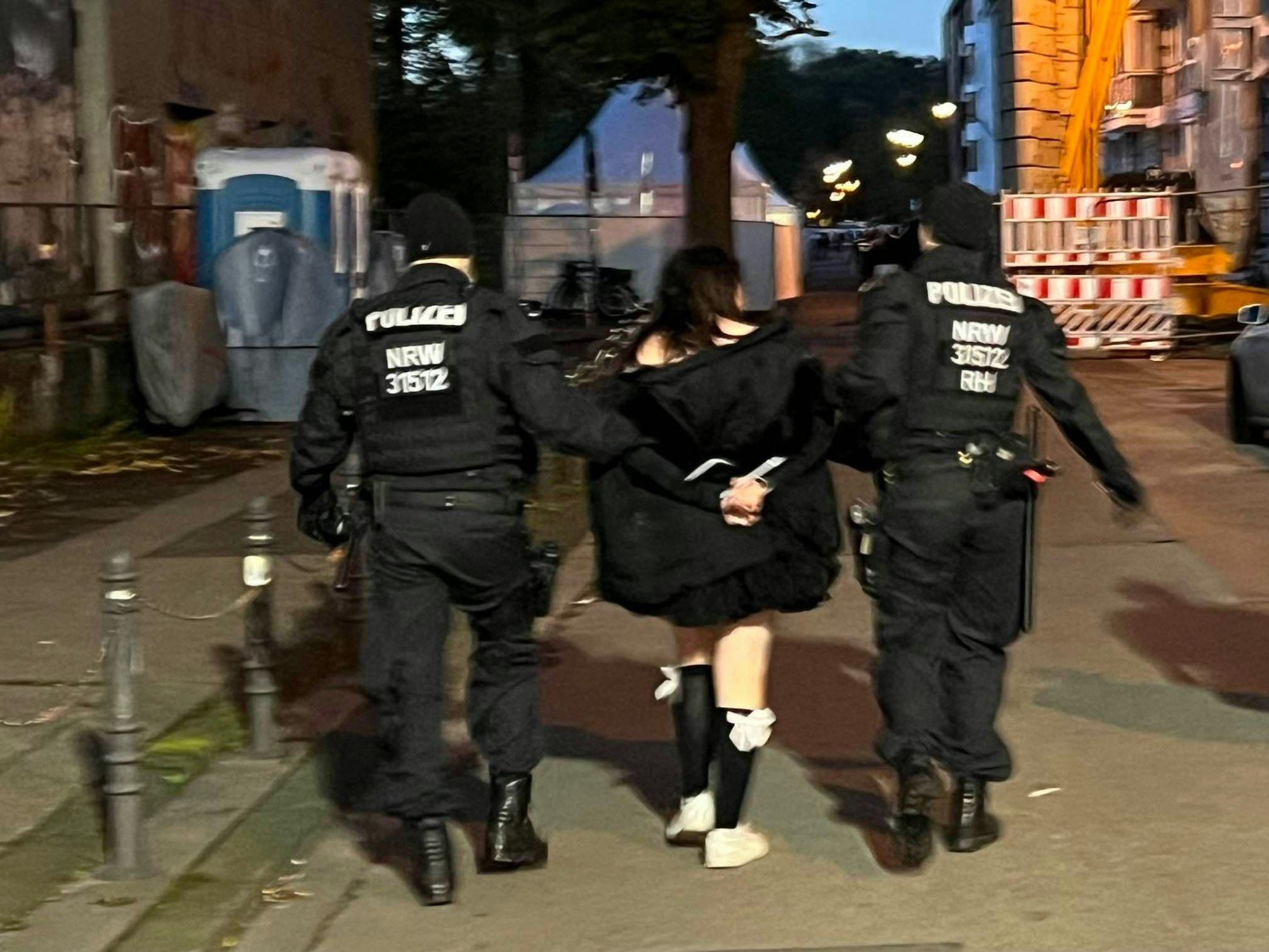 Hier wird eine verkleidete junge Frau am Zülpicher Wall abgeführt.