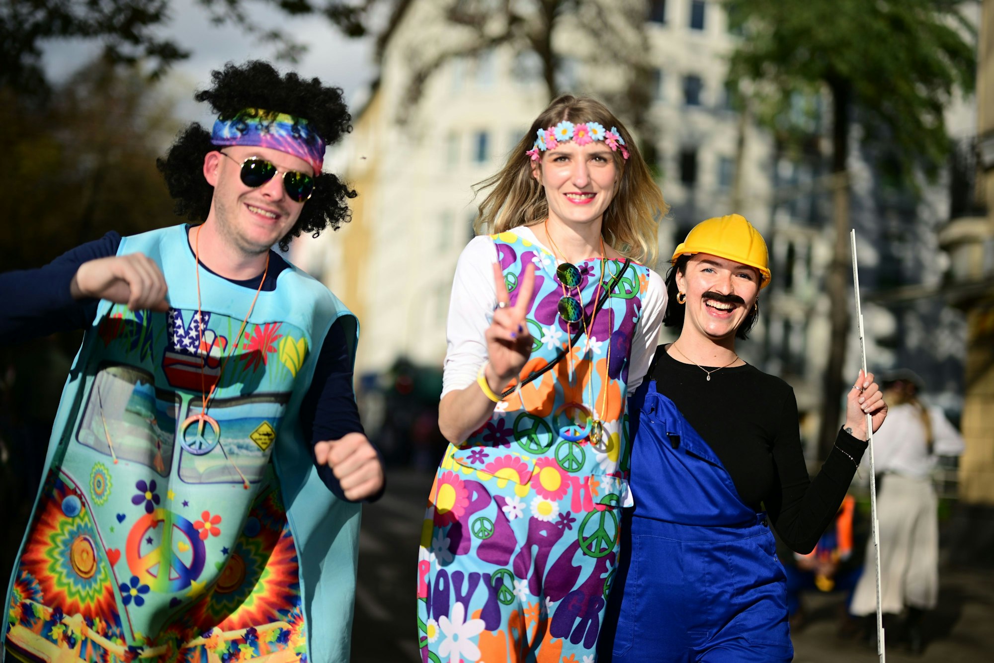 Kreative Kostüme im Kölner Karneval präsentierten die Jecken zur Sessionseröffnung.