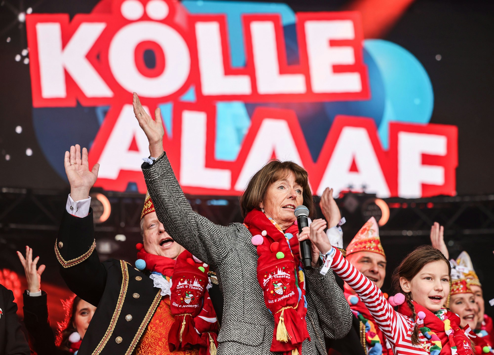 Henriette Renker (M, parteilos), Oberbürgermeisterin von Köln eröffnet auf dem Heumarkt die Karnevalssaison.