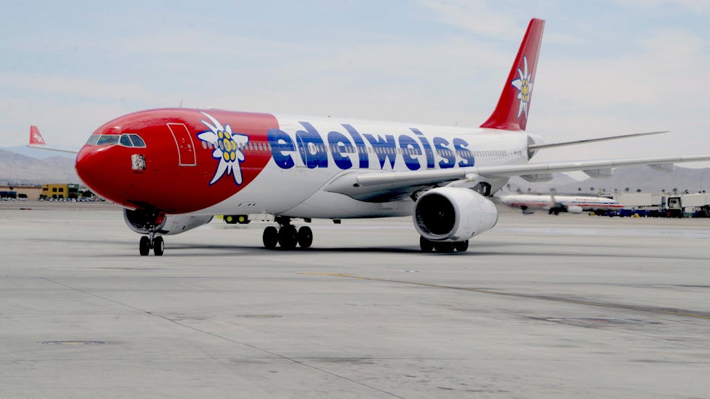 Ein Airbus der Fluggesellschaft Edelweiss Air steht auf der Startbahn am Flughafen in Las Vegas, hier im Mai 2014.