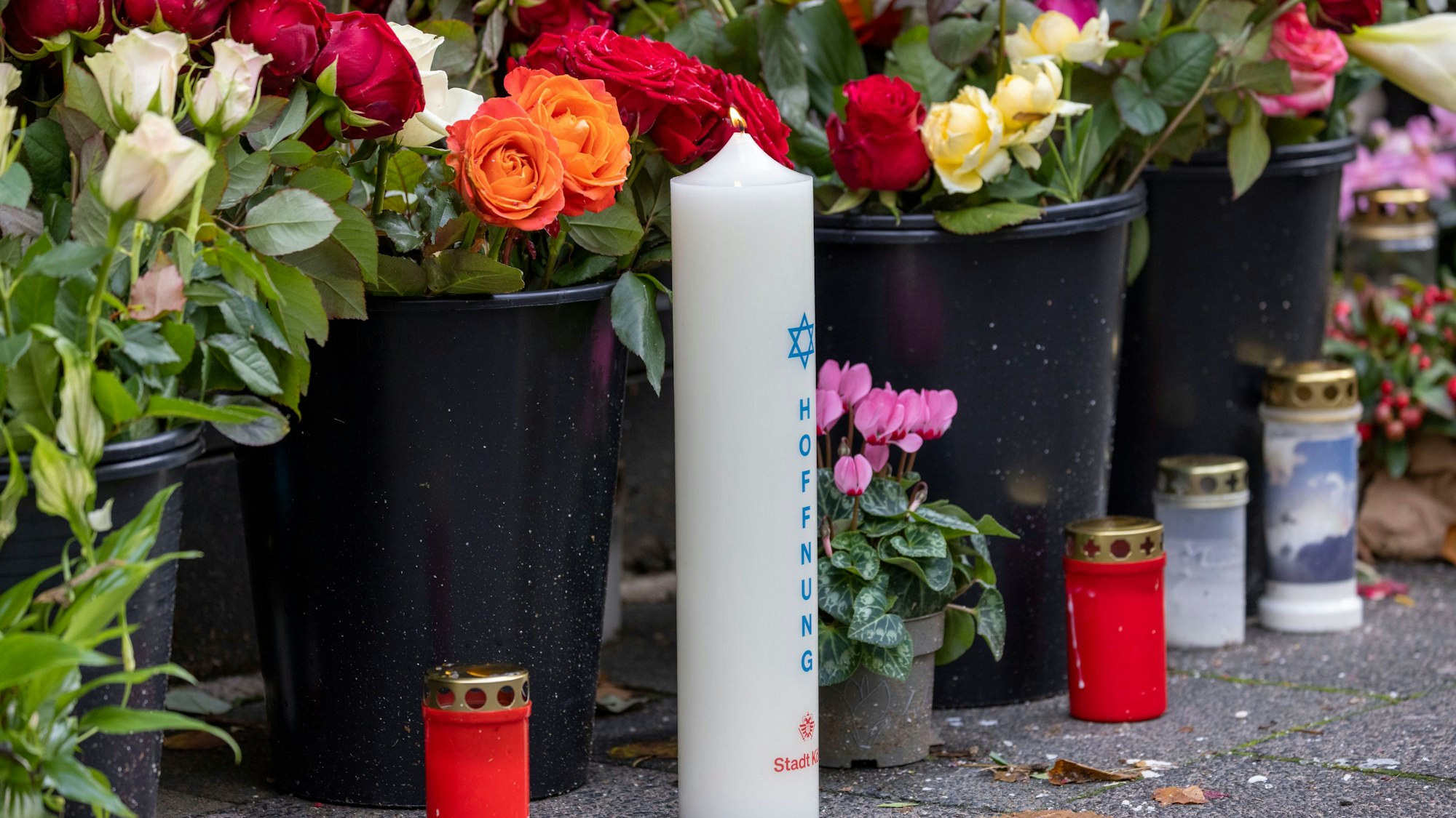 Eine Kerze aufgestellt von der Kölner Oberbürgermeisterin Reker steht vor der Synagoge in der Roonstrasse zum Gedenken an die Opfer der Hamas.