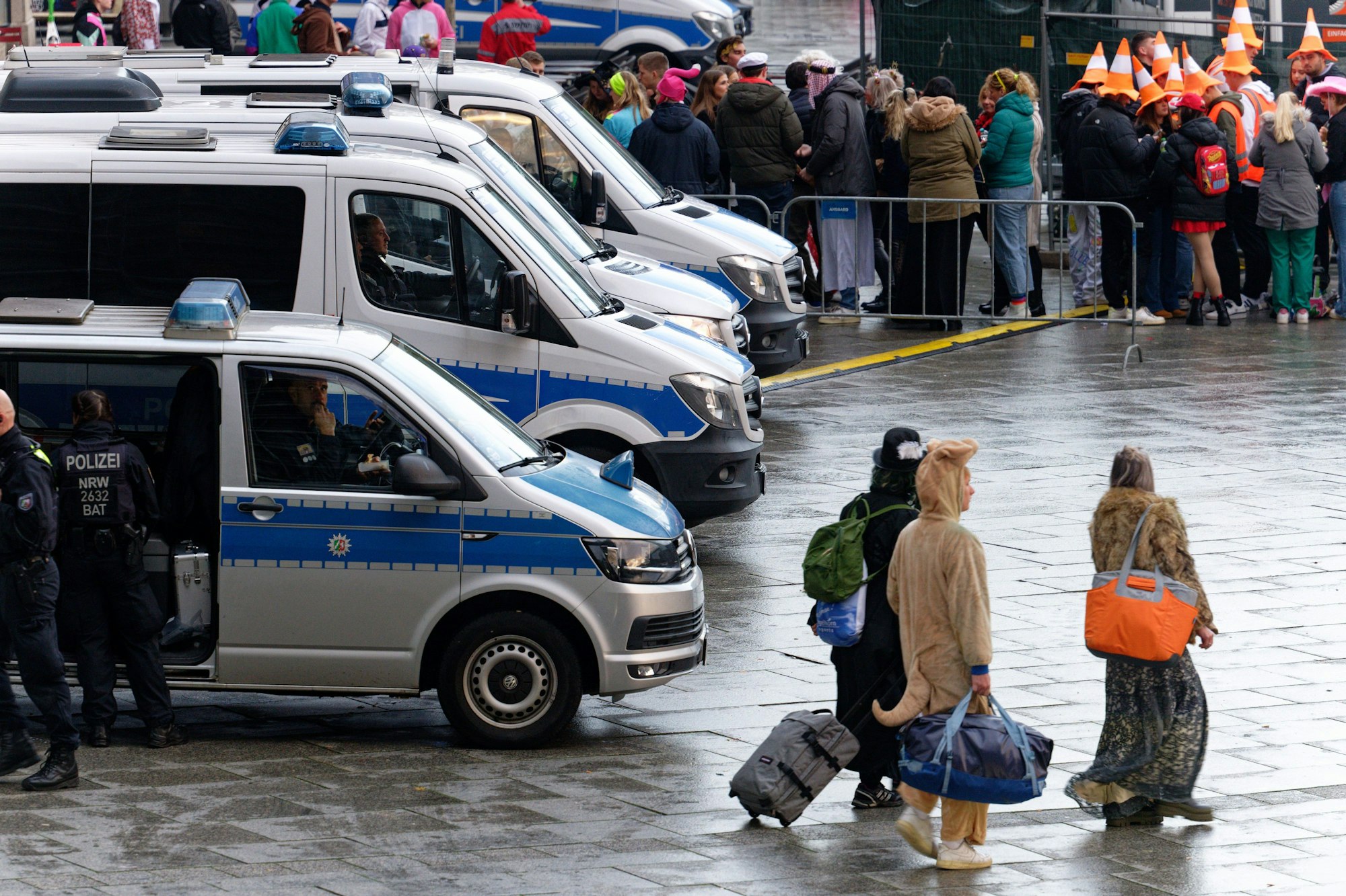 Polizei steht auf dem Platz vor dem Hauptbahnhof zum Auftakt der Karnevalssession bereit.
