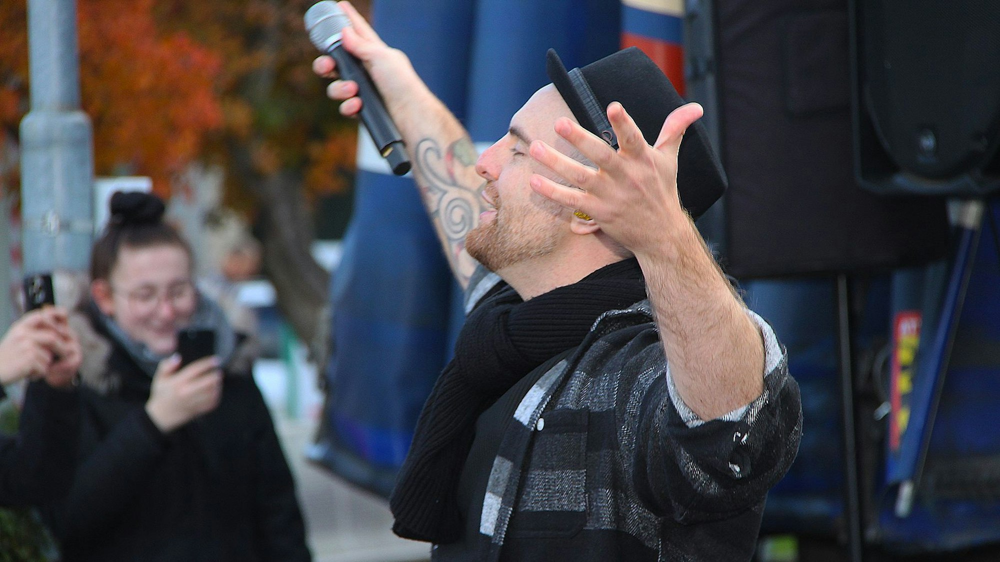 Chris Koch, Sänger der Band De Boore, beim Auftritt in Mechernich.