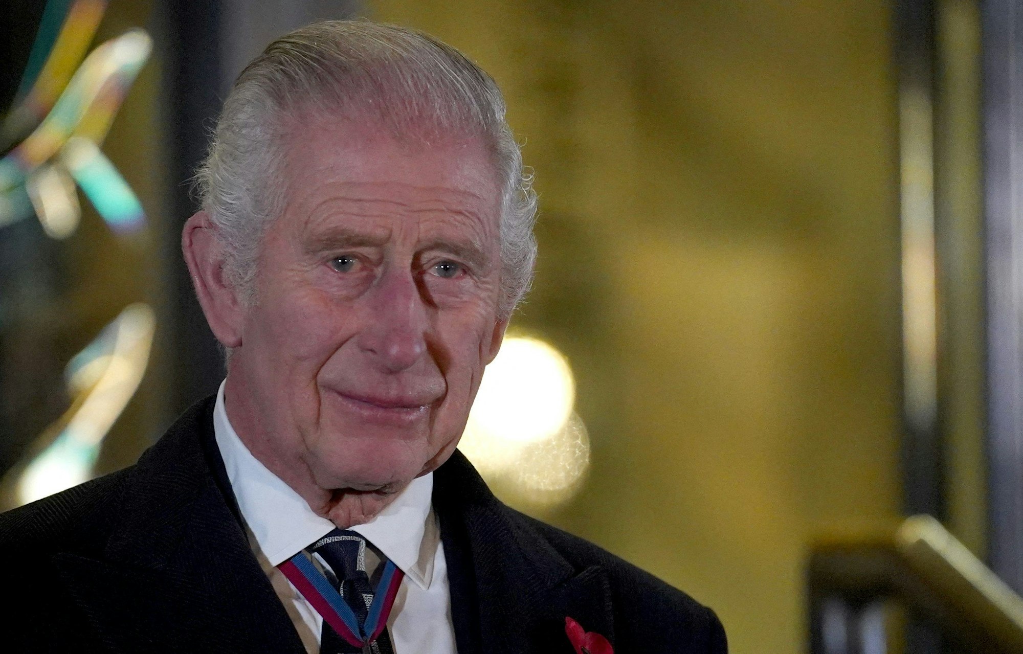 Mit Tränen in den Augen und tief berührt hat König Charles III. 11. November 2023 in London eine Statue seiner Mutter, Königin Elizabeth II., enthüllt