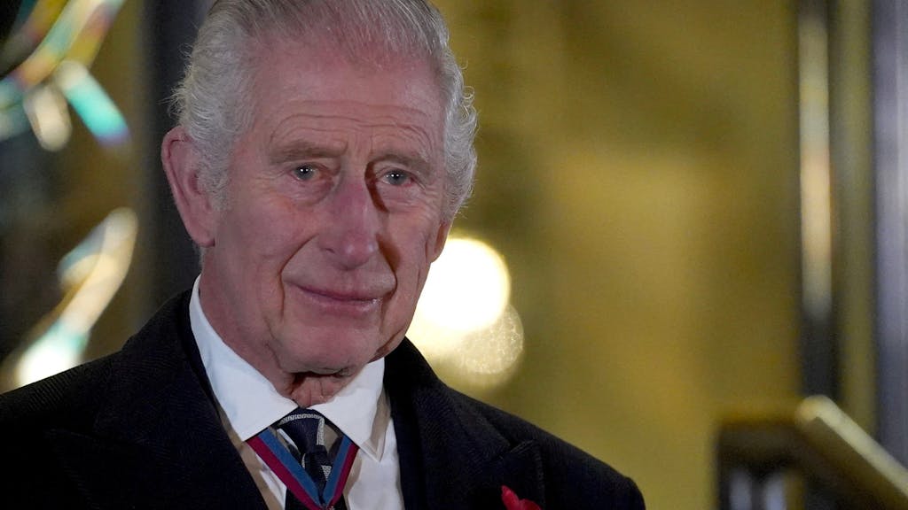 Mit Tränen in den Augen und tief berührt hat König Charles III. 11. November 2023 in London eine Statue seiner Mutter, Königin Elizabeth II., enthüllt