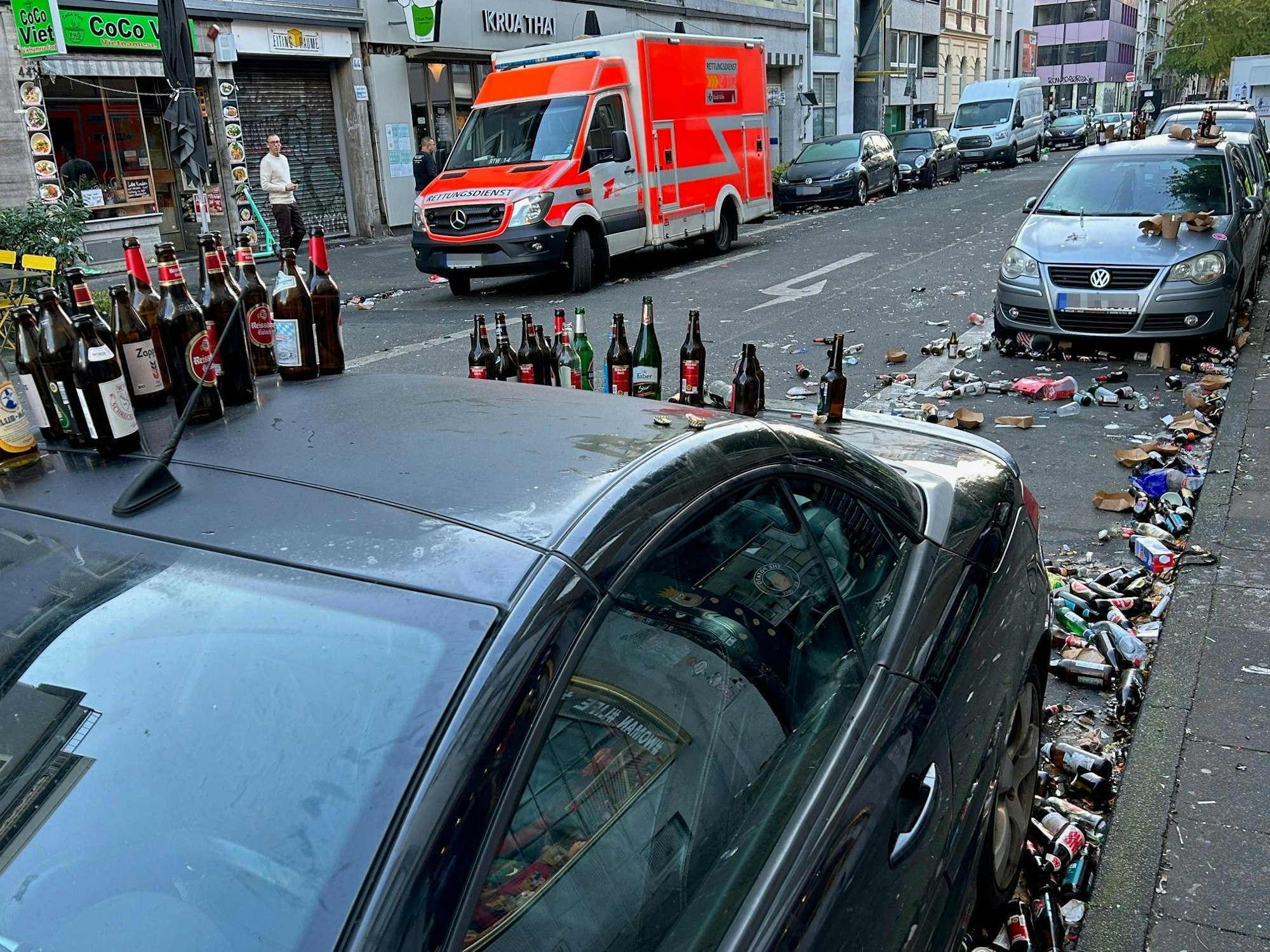 Müllberge auf der Brüsseler Straße nach dem 11.11.