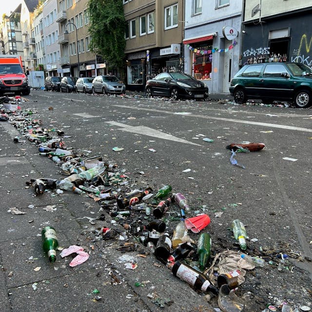 Müllberge auf der Brüsseler Sraße am 12.11.2023