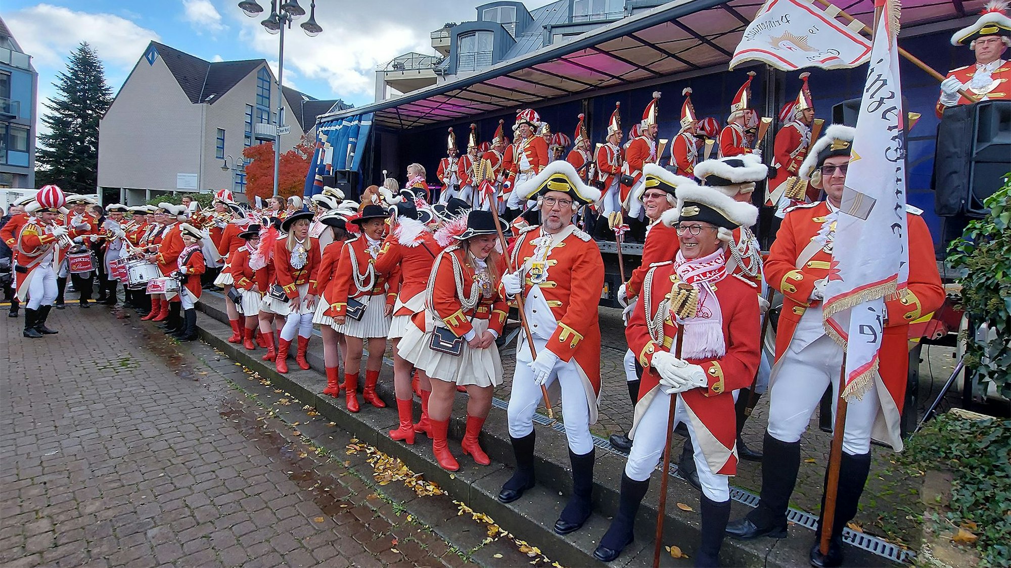 Mitglieder der Prinzengarde Euskirchen in ihren rot-weißen Uniformen beim Auftritt in Mechernich.