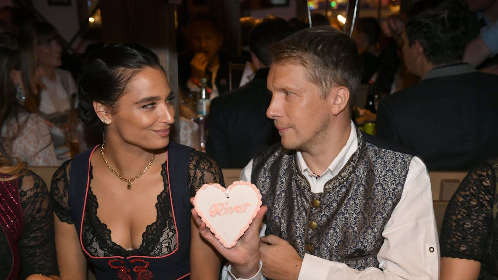 Der Comedian Oliver Pocher und seine Frau Amira feiern beim „Almauftrieb“ im Käfer-Zelt auf dem Oktoberfest.&nbsp;