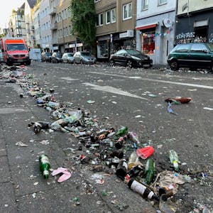 Müllberge auf der Brüsseler Straße am Sonntagmorgen