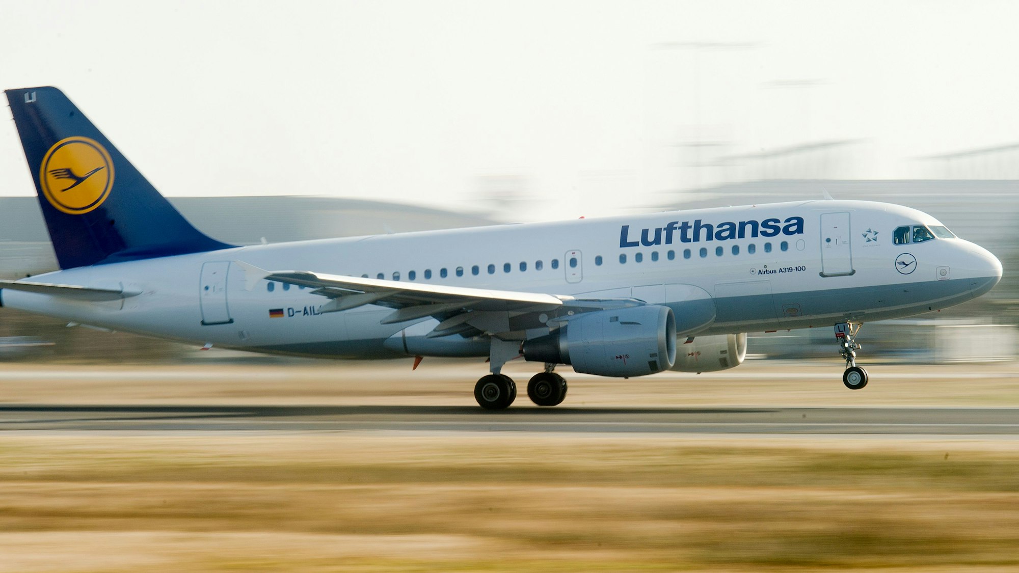 Ein Airbus A319 der deutschen Fluggesellschaft Lufthansa kurz vor der Landung auf einem Rollfeld. Die Maschine funkte wenige Meter über dem Boden „Mayday“. (Symbolbild)