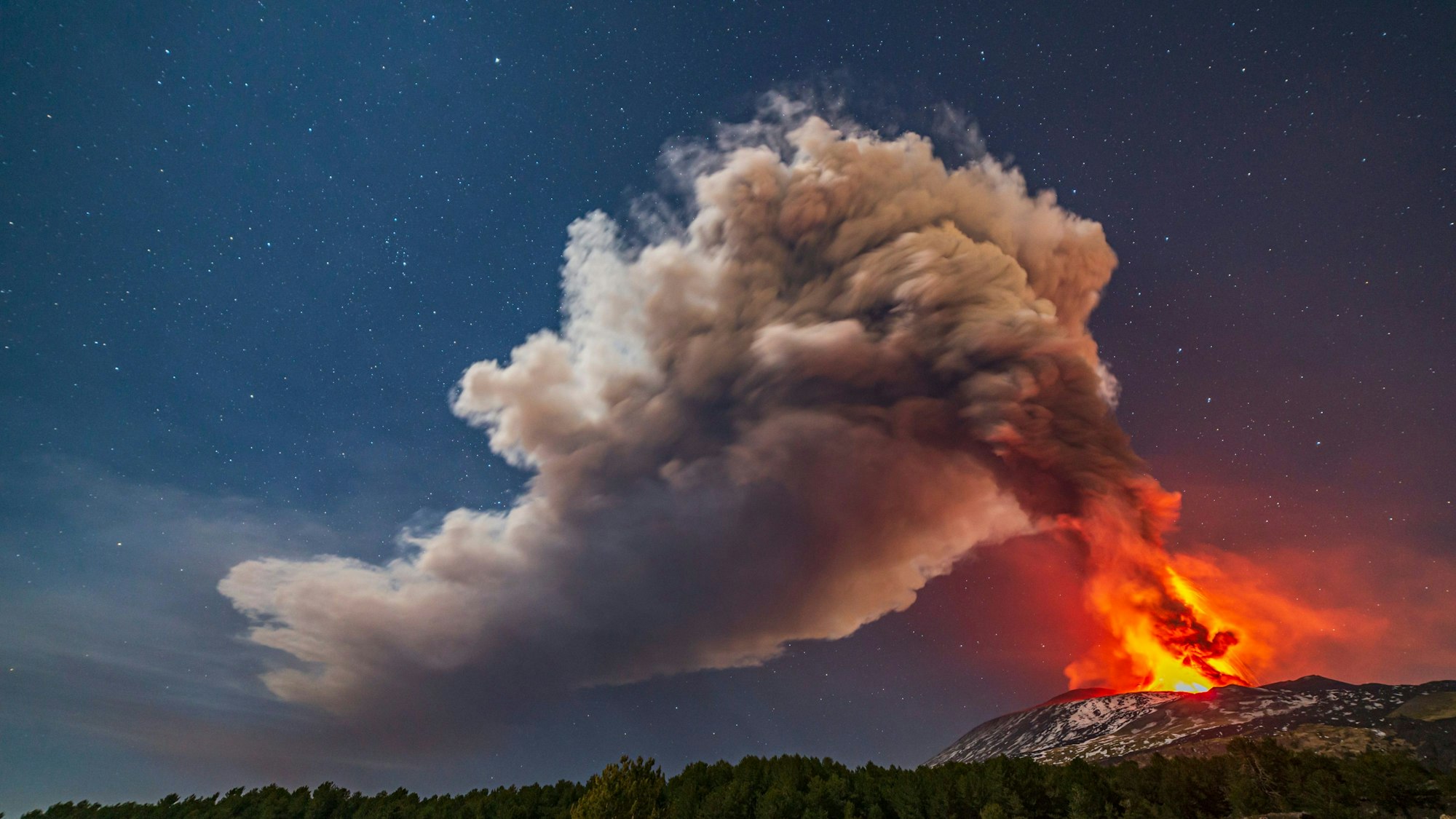 Der Vulkan Ätna auf Sizilien spuckt nach mehreren Tagen Pause erneut Lava und Asche. Er gilt als einer der aktivsten Vulkane Europas.