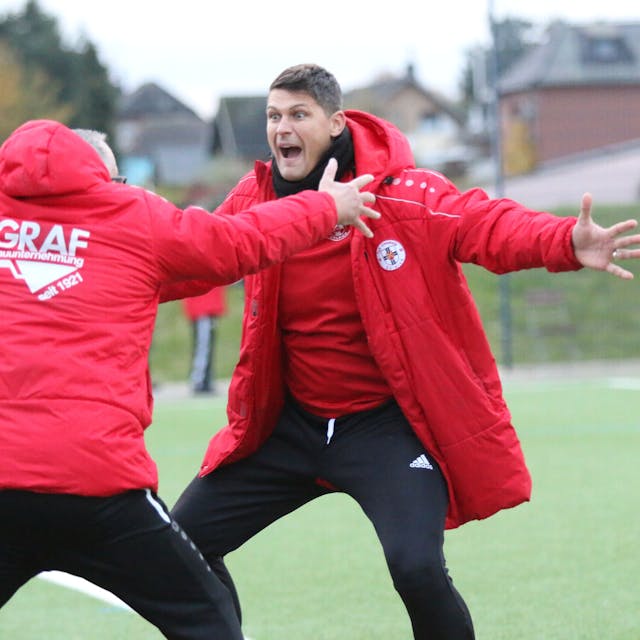 Zülpichs Coach David Sasse und sein Co-Trainer Frank Müller feiern ein Tor ihres Teams.