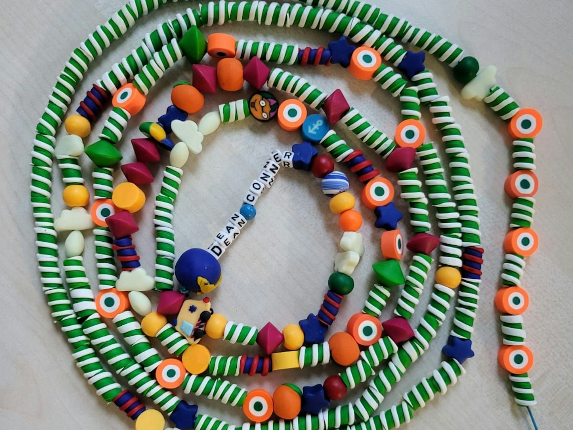 Foto einer Perlenkette, die Kindern als Mutmacher im Krankenhaus geschenkt wird.