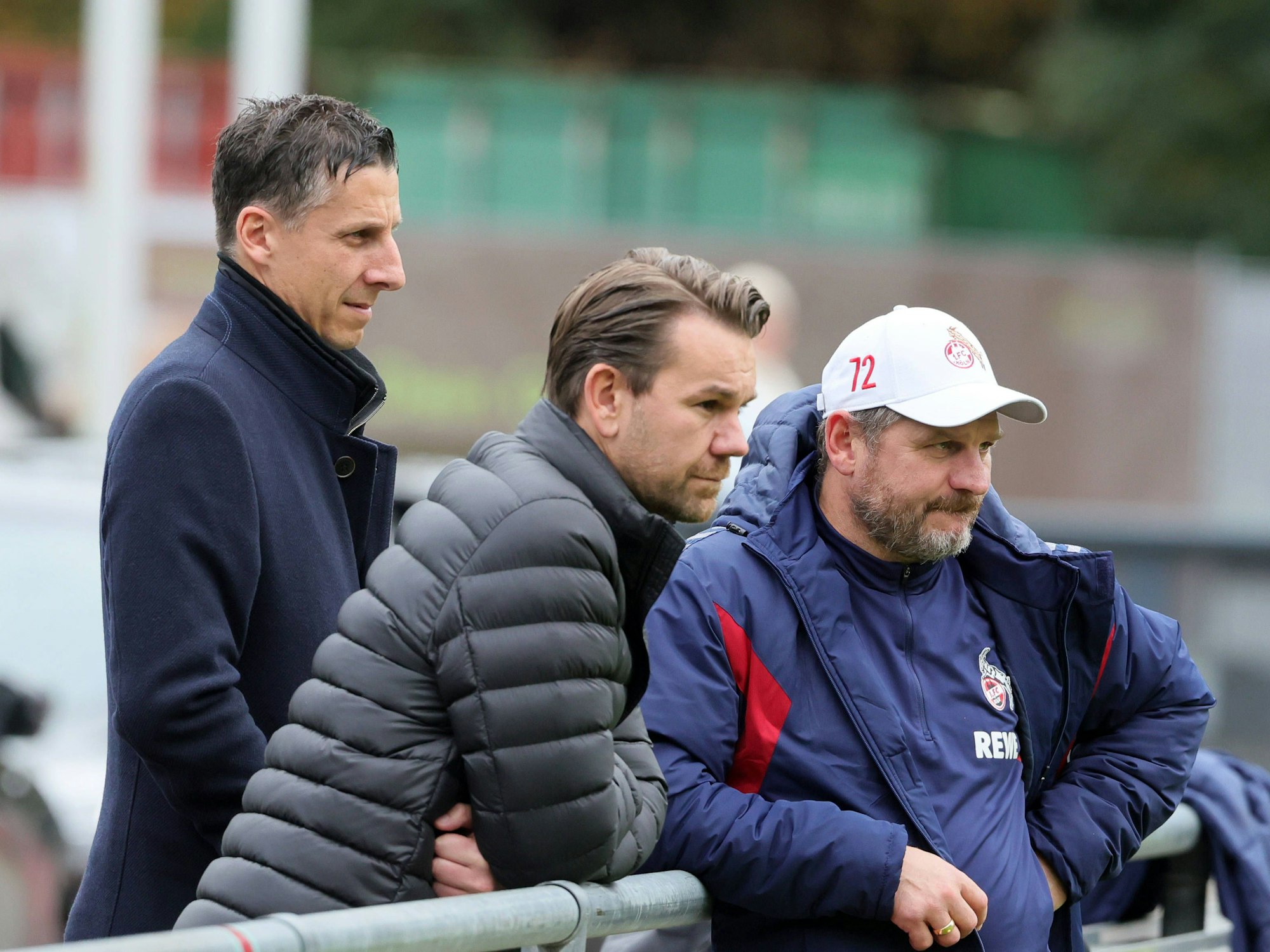 Christian Keller (li.) und Thomas Kessler und Ex-Trainer Steffen Baumgart (re.) im FC-Training am 30. Oktober 2023.