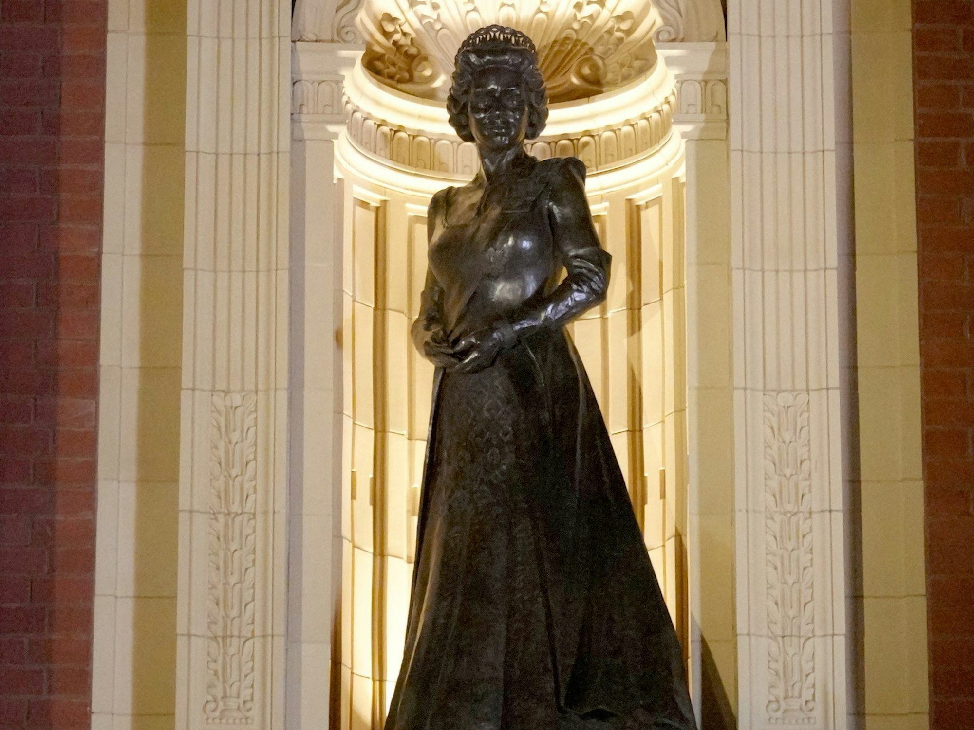 Eine Statue von Königin Elisabeth II. steht jetzt in der Royal Albert Hall.