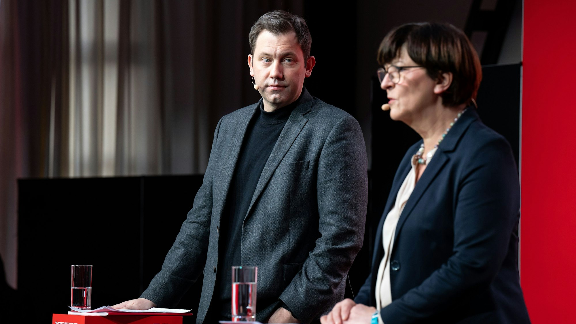Die SPD-Vorsitzenden Saskia Esken (r) und Lars Klingbeil äußern sich bei einer Pressekonferenz. (Archivbild)