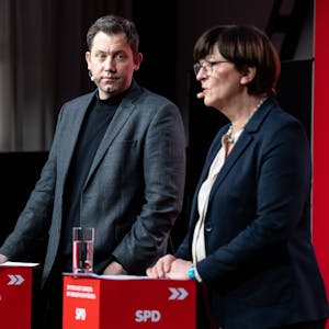 Die SPD-Vorsitzenden Saskia Esken (r) und Lars Klingbeil äußern sich bei einer Pressekonferenz. (Archivbild)