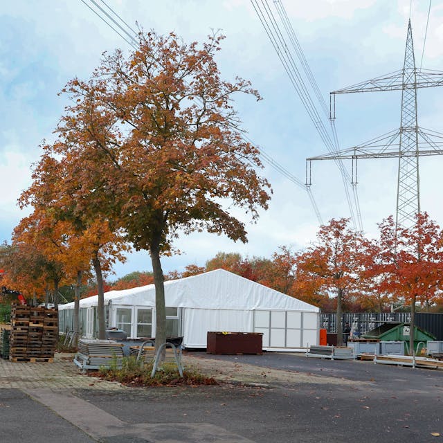 25.10.2023
Köln:
Auf dem Parkplatz P5 am Fühlinger See will die Stadt Köln aus Containern eine weitere Flüchtlingsunterkunft errichten. Zu sehen sind weiße Zelte.