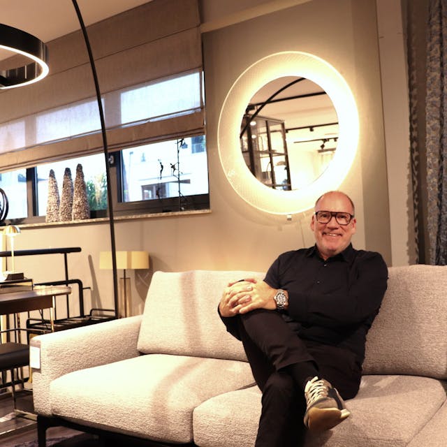 Der Eigentümer Peter Heerdt sitzt auf einer Couch in seinem Laden am Bonner Wall.