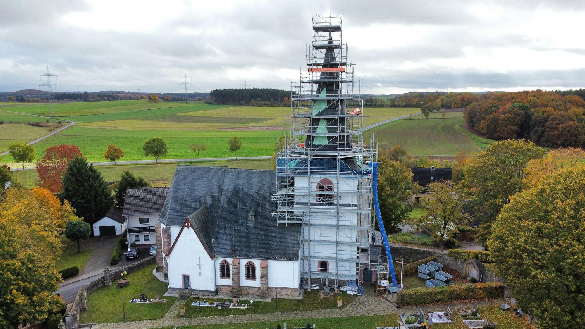 Zu sehen ist die Dotteler Kirche mit eingerüstetem Turm.