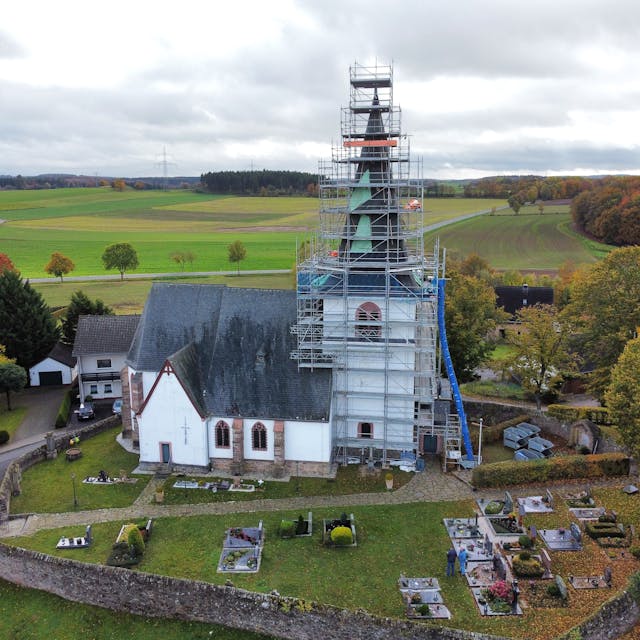 Zu sehen ist die Dotteler Kirche mit eingerüstetem Turm.