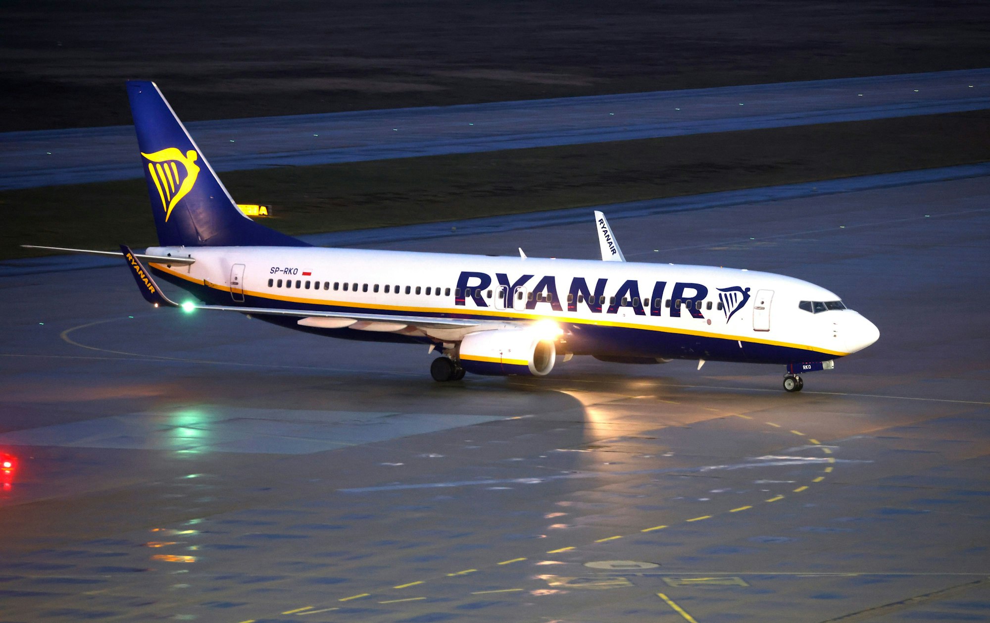 Eine Passagiermaschine der Fluggesellschaft Ryanair rollt auf die Landebahn am Flughafen Köln/Bonn.