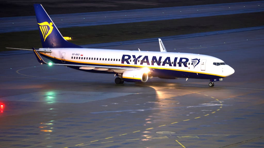Eine Passagiermaschine der Fluggesellschaft Ryanair rollt auf die Landebahn am Flughafen Köln/Bonn.&nbsp;