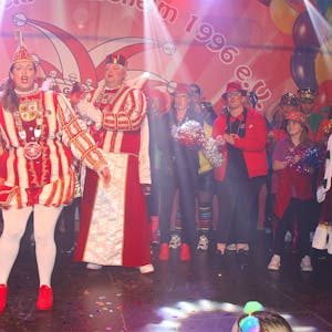 Das Karnevals-Dreigestirn der Session 2023/2024 feiert auf der Bühne in Iversheim.