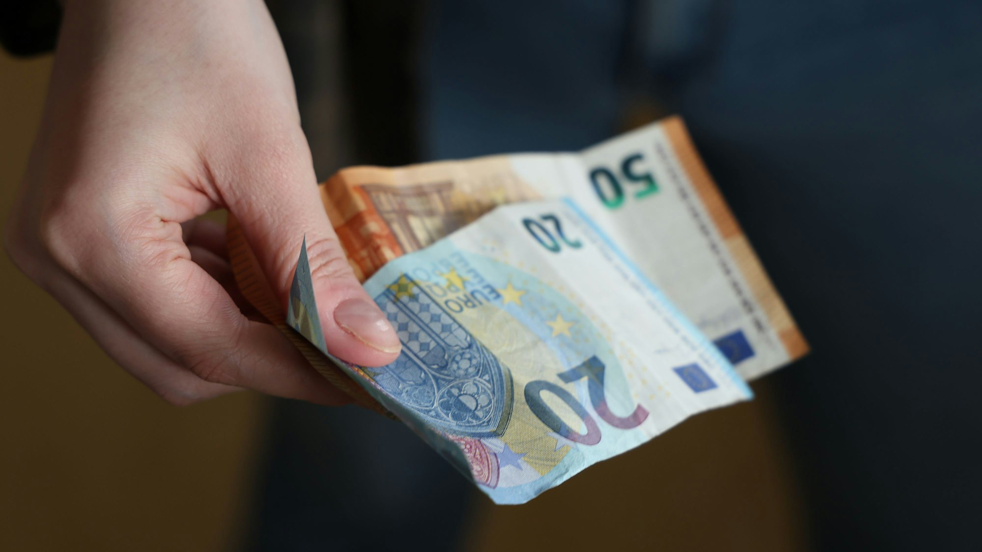 Jugendliche bezahlen im Raum Euskirchen mit falschen 20er und 50er Banknoten.