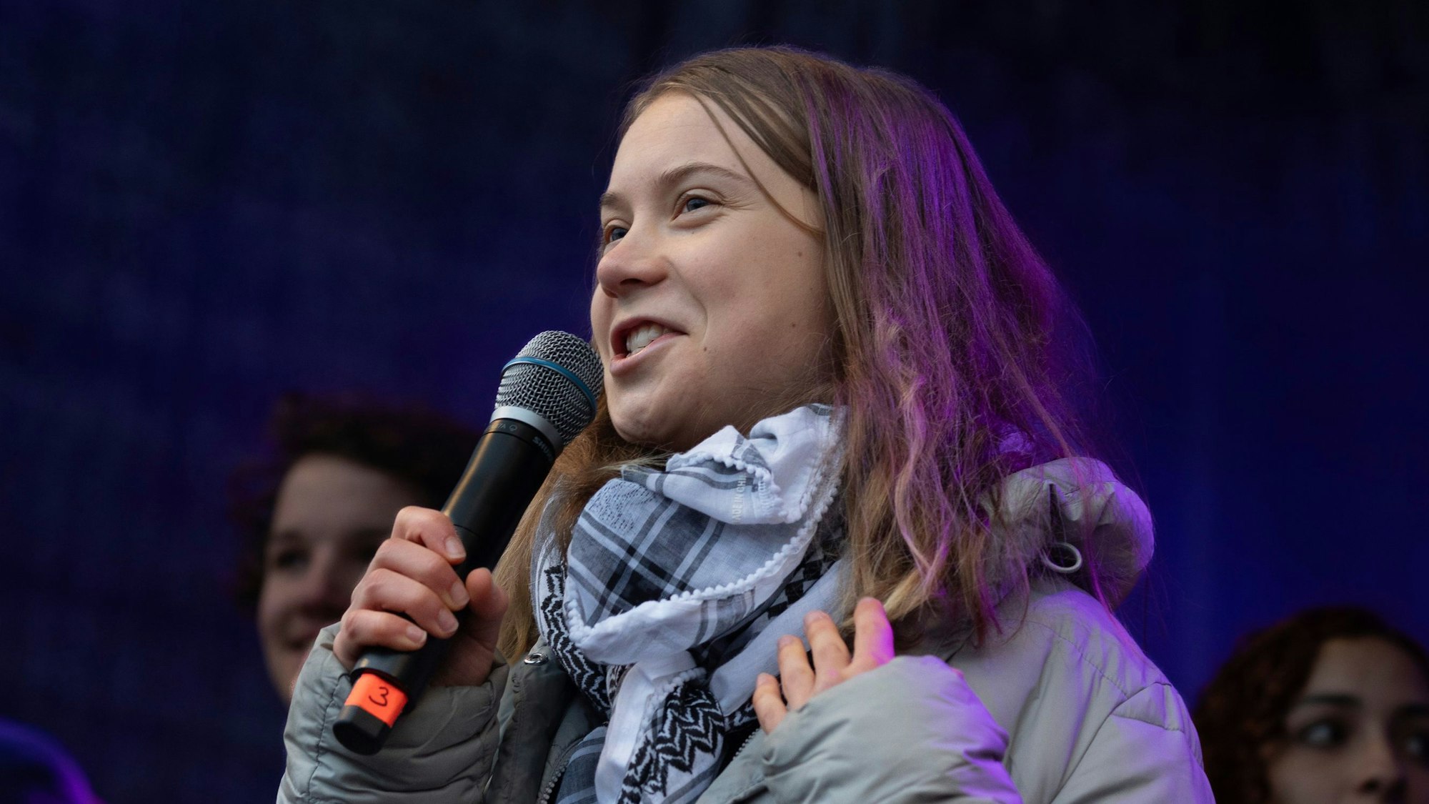 Klimaschutzaktivistin Greta Thunberg tritt mit einer Kufiya, umgangssprachlich Palästinensertuch, bei einer Kundgebung in Amsterdam auf.