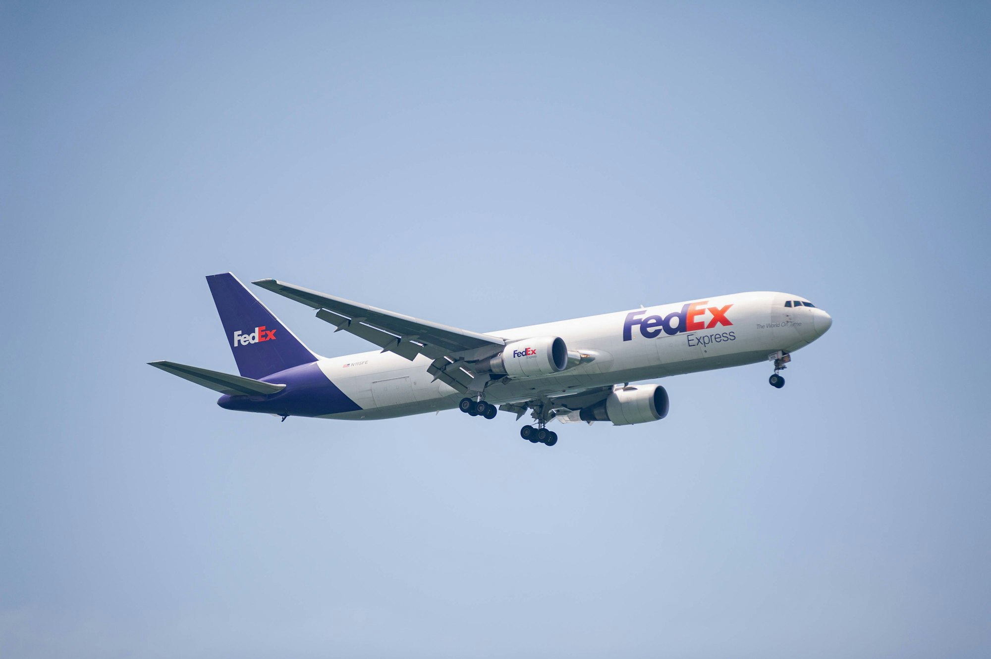 Hier zu sehen: ein Flugzeug des Paketdienstes FedEx. (Juli 2023)