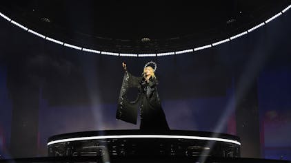 Madonna trägt schwarzes Kleid und Heiligenschein.&nbsp;