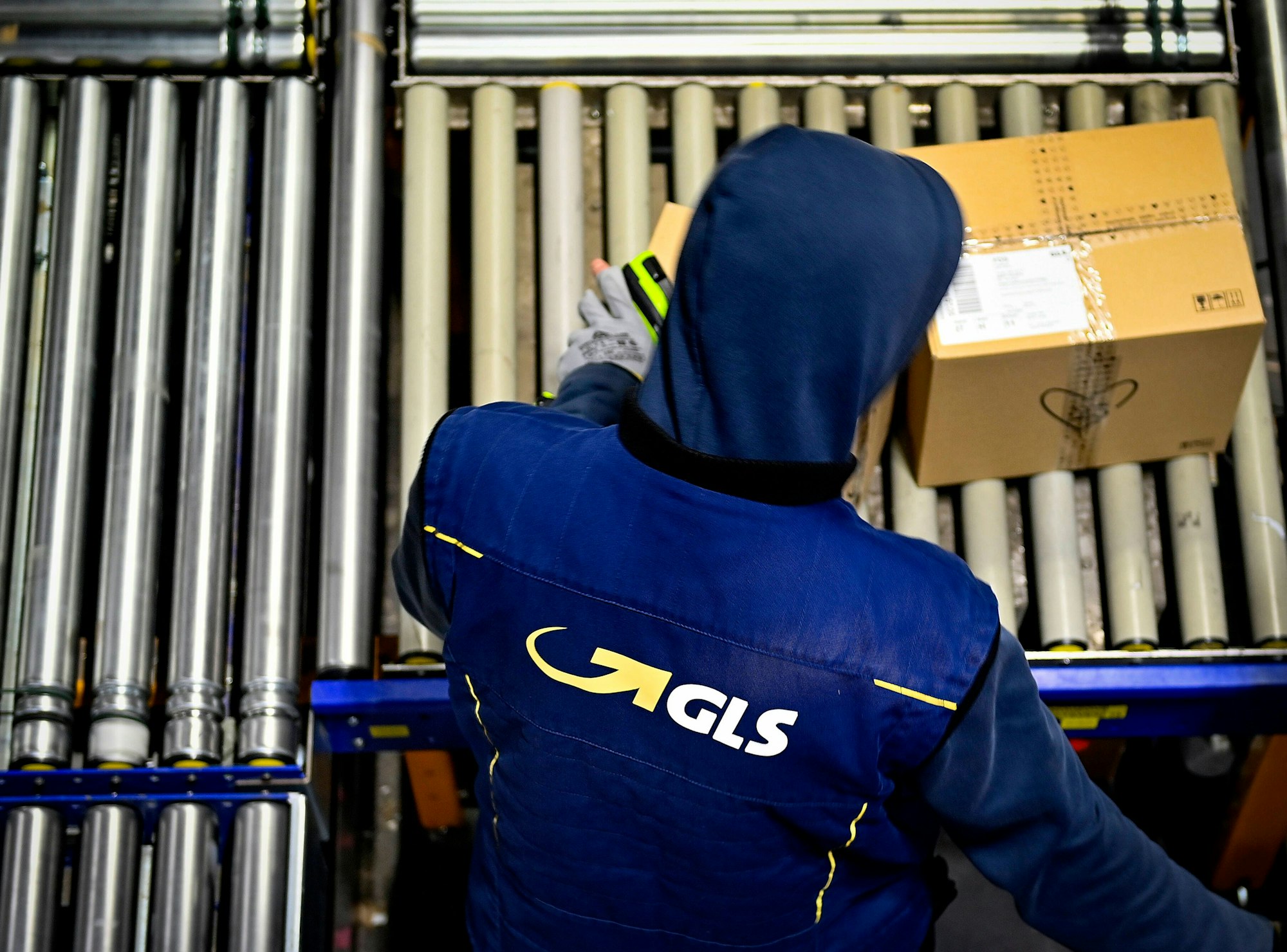 Ein GLS-Mitarbeiter sortiert Pakete im internationalen GLS-Sortierzentrum in Jihlava, Tschechien (Dezember 2022).