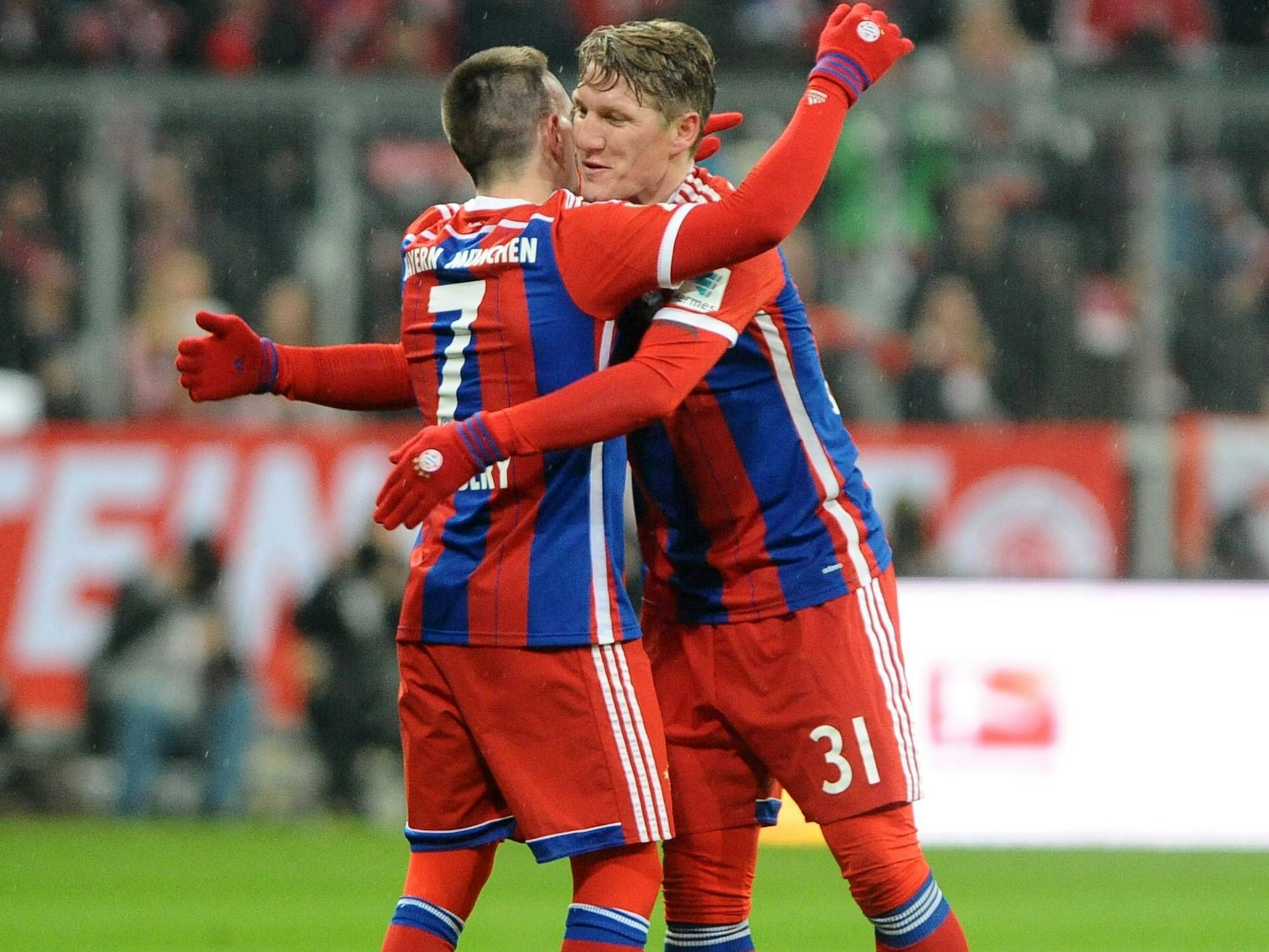 Franck Ribery (li.) und Bastian Schweinsteiger (r.) umarmen sich.