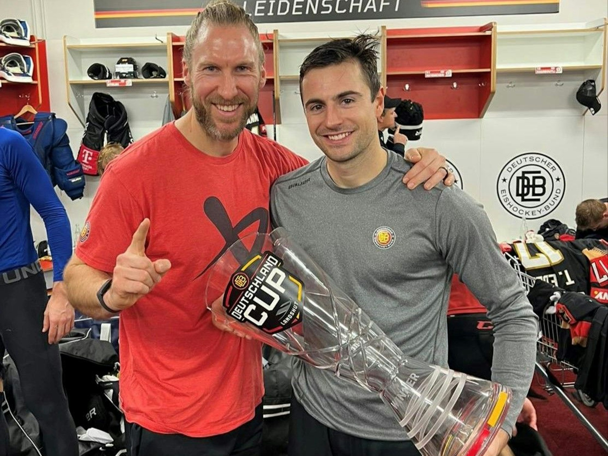 Eishockey-Stürmer Maxi Kammerer (Kölner Haie) mit Coach Arne Greskowiak beim DEB.