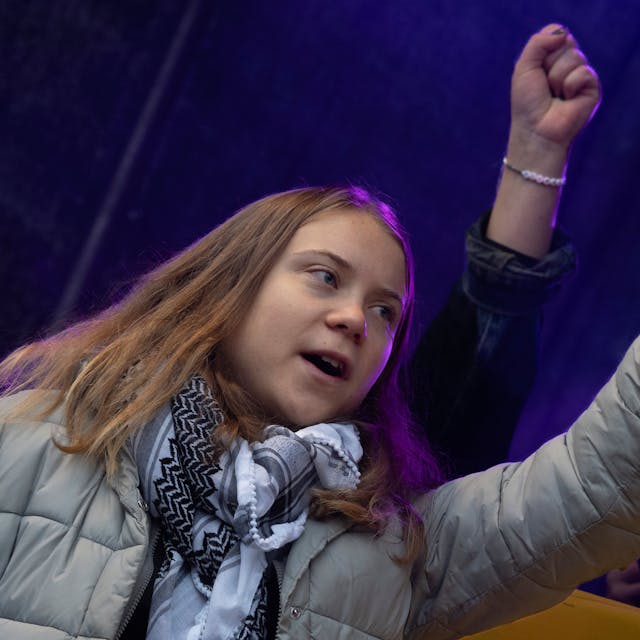 Greta Thunberg, Klimaaktivistin aus Schweden, streckt bei einer Kundgebung eine Faust hoch.