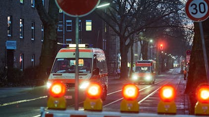 Krankenwagen fahren in Dortmund durch das weitgehend abgesperrte Klinikviertel. Wegen vier Bombenverdachtspunkten werden Hunderte Patienten aus zwei Krankenhäusern in Sicherheit gebracht.