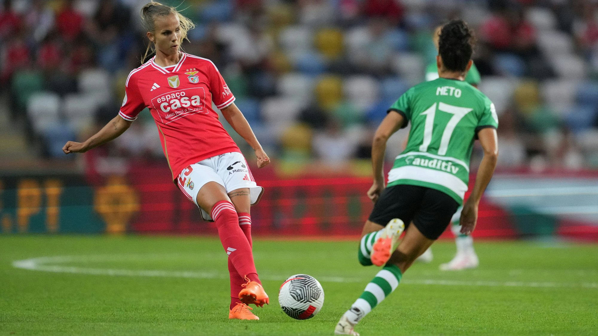 Anna Gasper spielt den Ball im portugiesischen Supercup.