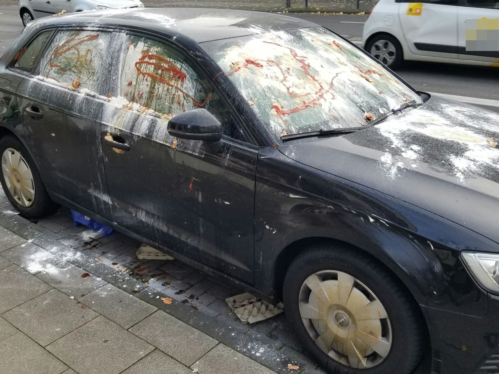 Ein mit Mehl, Eiern und Ketchup verschmierter Audi in Köln.