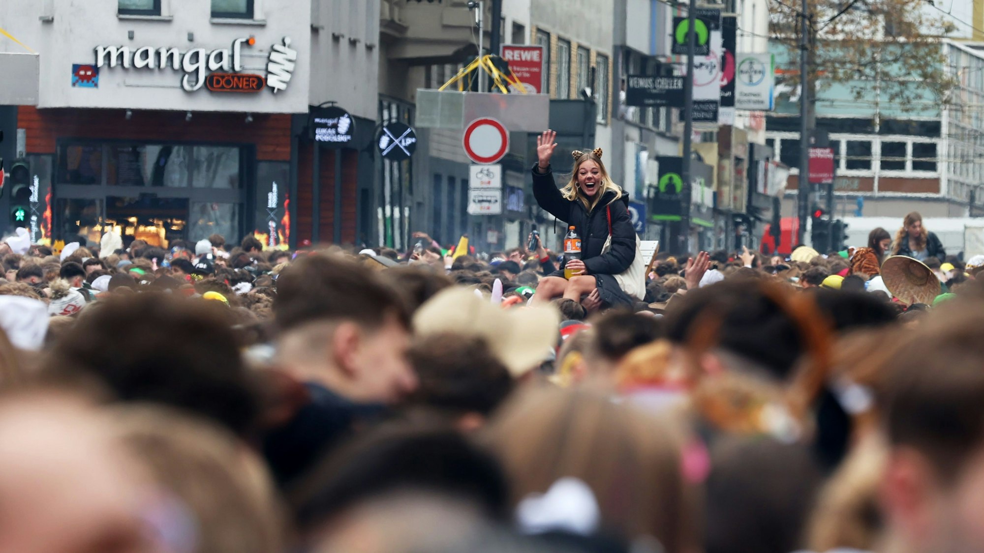 Die Menge feiert am 11.11. auf der Zülpicher Straße.
