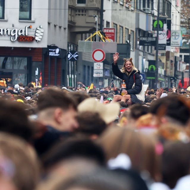 Die Menge feiert am 11.11. auf der Zülpicher Straße.&nbsp;