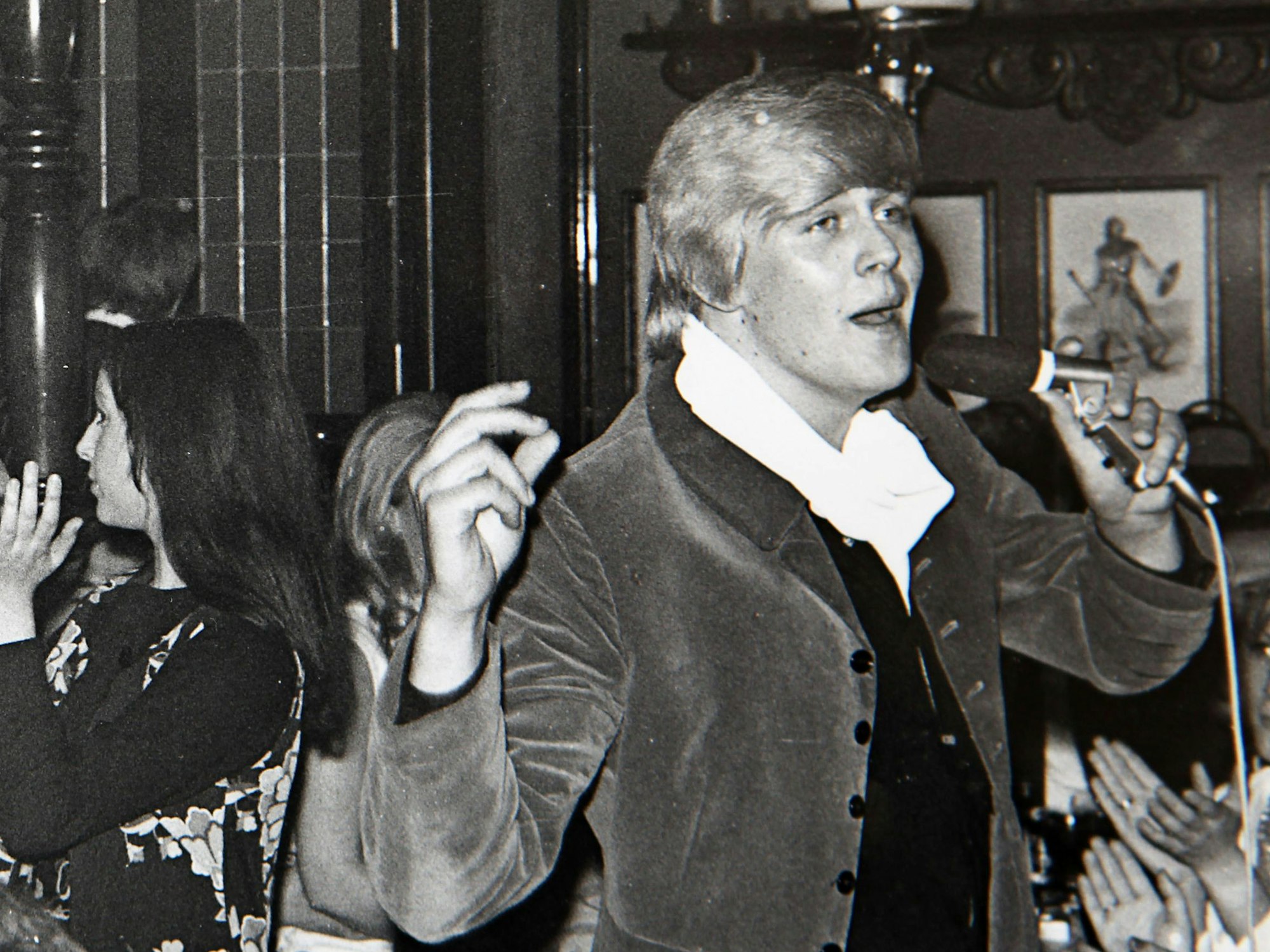 Der Schlagersänger Howard Carpendale (r) singt in der Discothek "Scotch Club" (Foto von 1965).