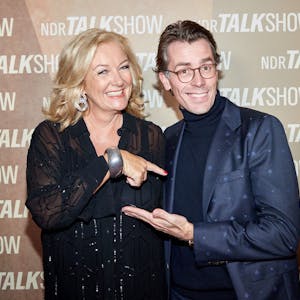Die beiden Moderatoren, Bettina Tietjen und Johannes Wimmer bei der 1000. Sendung der „NDR Talk Show“. Nach nur gut einem Jahr hört Johannes Wimmer als Moderator wieder auf.