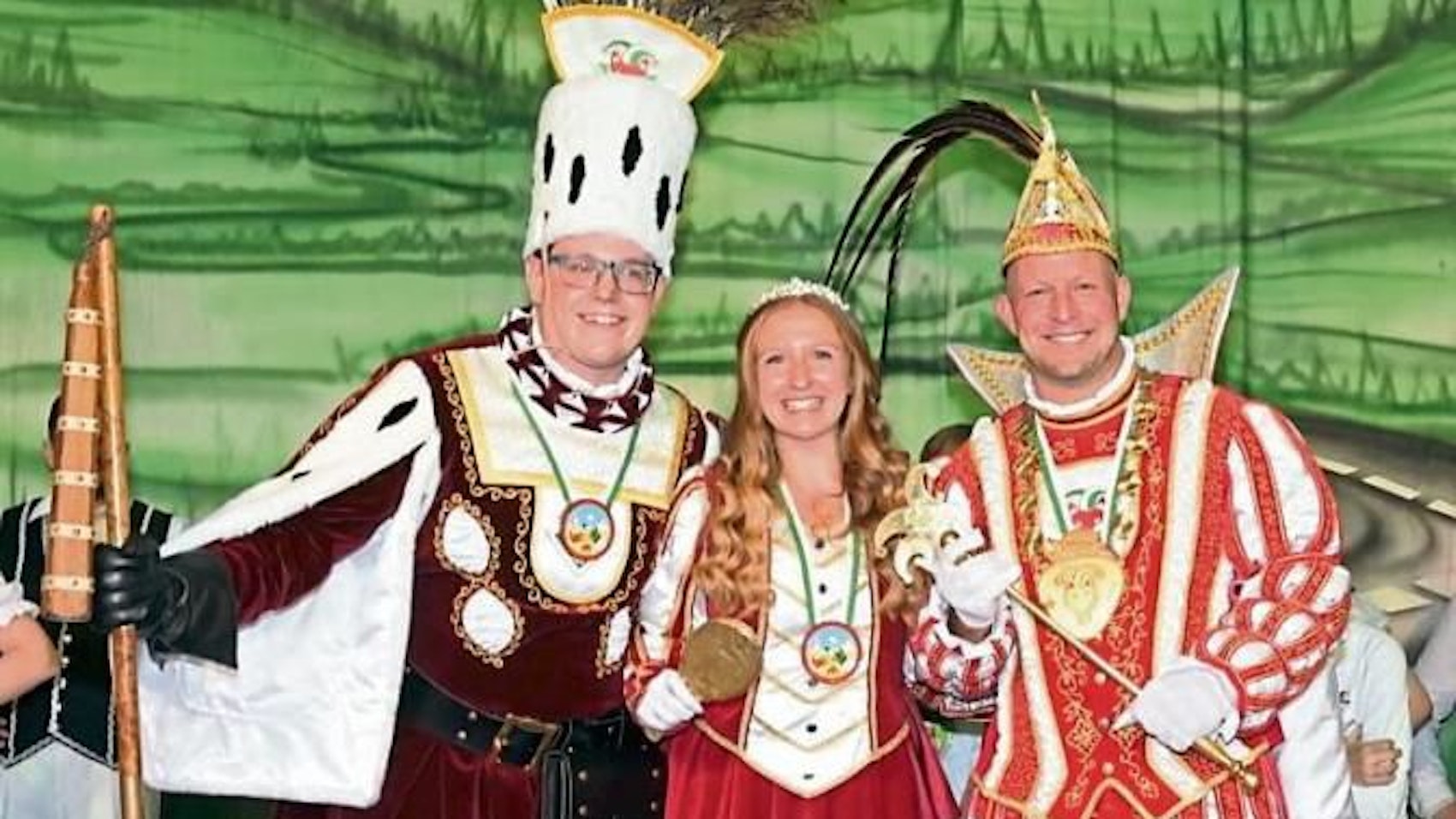 Frisch proklamiert: Prinz Thomas I. (Dürrenberg/r.), Bauer Norman (Dienslaken) und Jungfrau Maine (Keller) in ihren Kostümen und mit ihren Insignien.