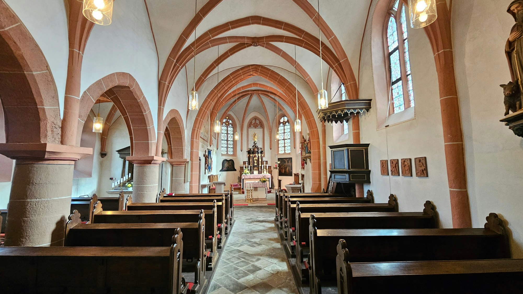 Blick in den Kirchenraum mit Kreuzrippengewölbe.