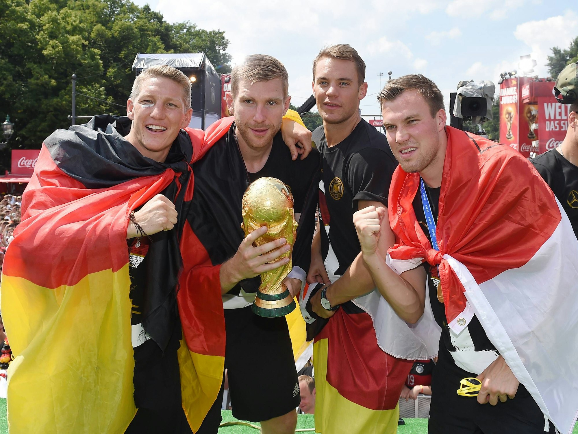 v.l.: Bastian Schweinsteiger, Per Mertesacker, Torwart Manuel Neuer und Kevin Großkreutz bei der Weltmeisterfeier.